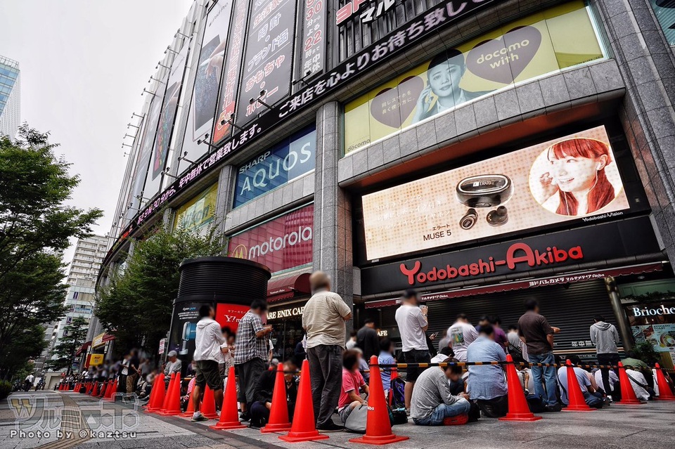 Hy hữu chuyện xếp hàng cả cây số để mua máy "điện tử 4 nút" tại Nhật - 4 Đám đông xếp hàng dài cả cây số bên ngoài cửa hàng của Nintendo tại các thành phố lớn.