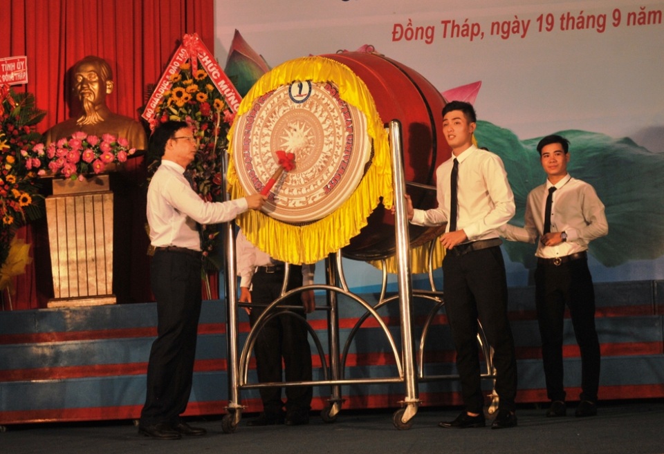 Trường đại học đầu tiên ở miền Tây đạt chuẩn chất lượng giáo dục - 2 NGƯT.PGS.TS Nguyễn Văn Đệ - Hiệu trưởng trường ĐH Đồng Tháp đánh trống chào mừng năm học 2017 -2018