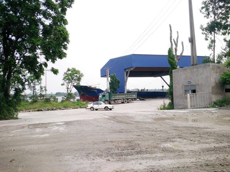Ninh Bình “nhức nhối” vi phạm pháp luật đê điều! - 5 Cảng bốc dỡ hàng trái phép tại phường Bích Đào, thành phố Ninh Bình nằm trong danh sách phải dẹp bỏ nhưng đến nay vẫn ngang nhiên hoạt động.