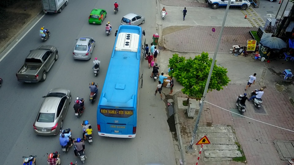 Hà Nội: Xe khách ồ ạt bắt khách dọc đường ngay trung tâm thành phố - 1 Nhà xe Đoàn Xuân dừng bắt khách ở đầu đường Nguyên Xiển trước khi lên cao tốc trên cao.