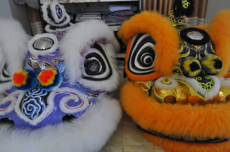 Khâu làm đầu là quan trọng nhất, sau đó người thợ sẽ đắp giấy dán lên để tạo hình lân