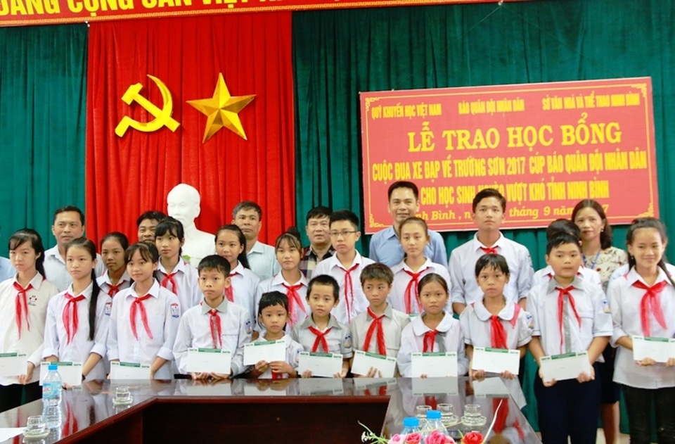 Trao 20 suất học bổng “Về Trường Sơn 2017” đến học sinh nghèo học giỏi Ninh Bình - 5