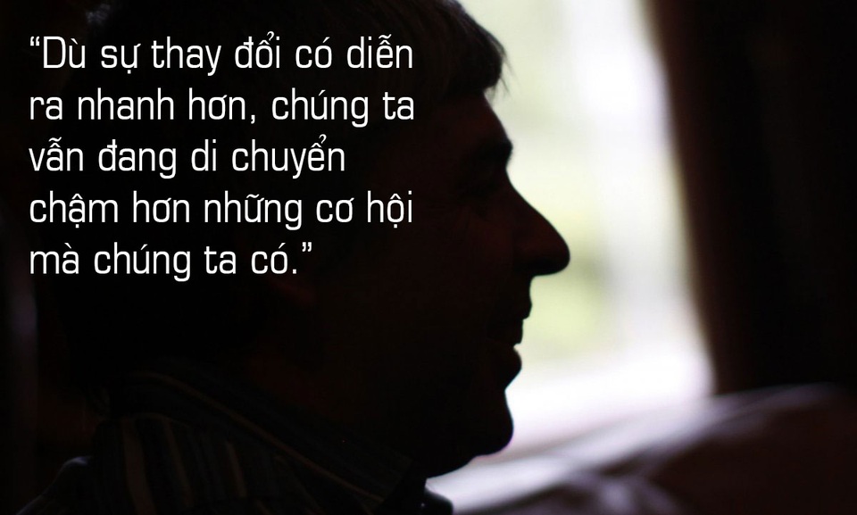 Về tính khả thi và việc xuất hiện trên báo chí: Chúng ta chỉ có thể có 1% tính khả thi. Dù sự thay đổi có diễn ra nhanh hơn, chúng ta vẫn đang di chuyển chậm hơn những cơ hội mà chúng ta có. Tôi nghĩ rằng phần lớn nguyên nhân là do sự tiêu cực. Nhiều bài viết tôi đọc đều so sánh Google với một công ty khác, điều đó thật nhàm chán. Chúng ta nên ngừng vẽ nên những thứ thậm chí còn không tồn tại.