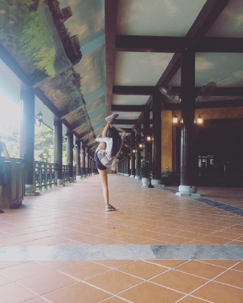 Phong cách check-in có “một không hai” của nữ sinh Nha Trang - 7
Bên cạnh đó, Ý Như còn đang làm makerting tại Nha Trang, đồng thời làm quản lý nhân sự và sale manager của một công ty áo tại TP.HCM. Cô gái “đa di năng” này hiện còn là trưởng nhóm của vũ đoàn CS585 tại Nha Trang chủ yếu đi diễn nhạc cụ dân tộc.