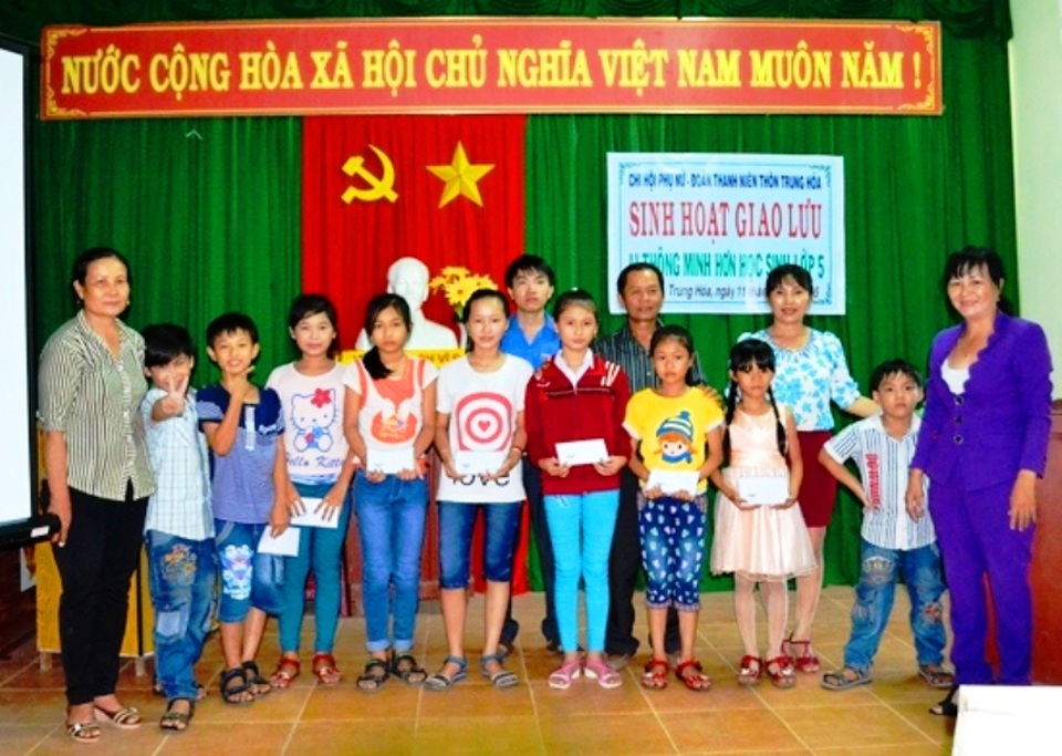 Phấn đấu mỗi cơ sở đoàn nhận đỡ đầu ít nhất 2 trẻ mồ côi không nơi nương tựa - 2 Tỉnh Đoàn Bình Định phấn đấu mỗi cơ sở đoàn nhận đỡ đầu 2 trẻ em mồi côi không nơi nương tựa