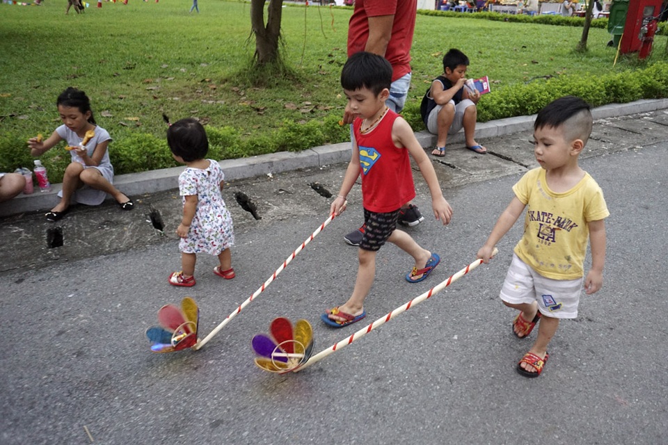 Người lớn, trẻ nhỏ trải nghiệm Tết Trung thu xưa tại Hoàng Thành Thăng Long - 4
Trẻ em chơi đèn cù, hay còn gọi là đèn ông sư.