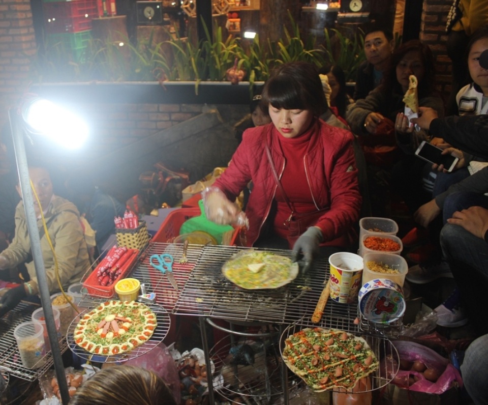 Du khách xuýt xoa với món “pizza Đà Lạt” - 2 Người tạo ra những chiếc bánh cũng rất tỉ mỉ và khéo tay mới làm ra được những chiếc bánh hợp khẩu vị và đẹp mắt cho du khách