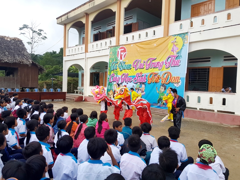 Mang trung thu đến với học sinh vùng cao Quảng Nam - 4 Các em học sinh múa lân phục vụ các bạn trong trường