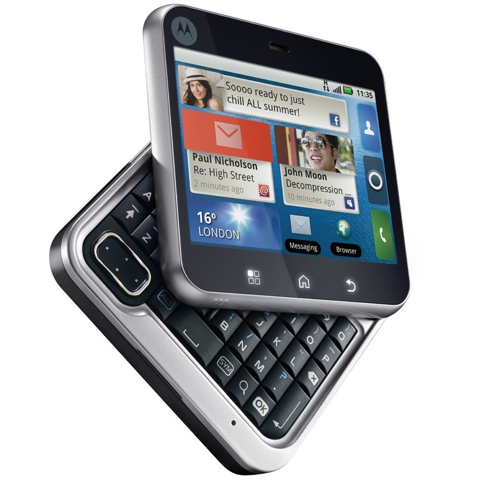 Cũng sở hữu thiết kế hình vuông, nhưng chiếc Motorola Flipout từ những năm 2010 lại mang đến sắc thái hoàn toàn khác, khi biến chiếc điện thoại thành một món phụ kiện thời trang độc đáo. Về cơ chế hoạt động, Flipout có thể xoay tách ra thành 2 phần riêng biệt, một là màn hình, còn một là bàn phím để điều khiển.