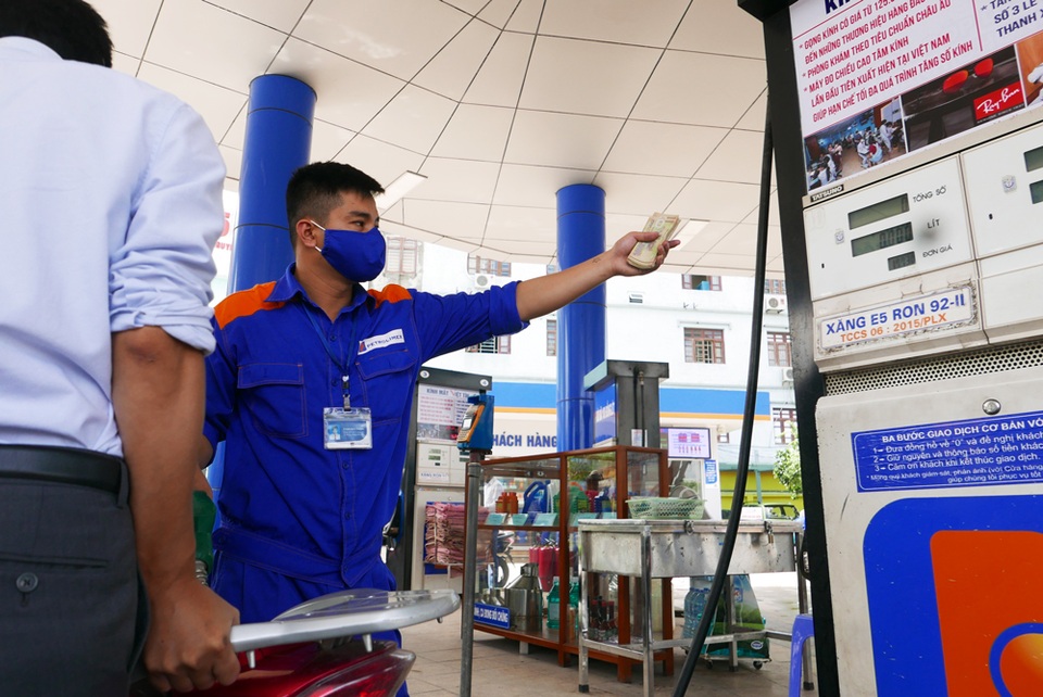 Trạm xăng Hà Nội có nhân viên luôn cúi rạp người chào khách hàng - 11
Một đặc điểm dễ nhận thấy trong thái độ phục vụ khách hàng ở những cây xăng trong thời gian gần đây là nhân viên luôn chỉ nhắc khách hàng kiểm tra thông số trước và sau khi bơm xăng.