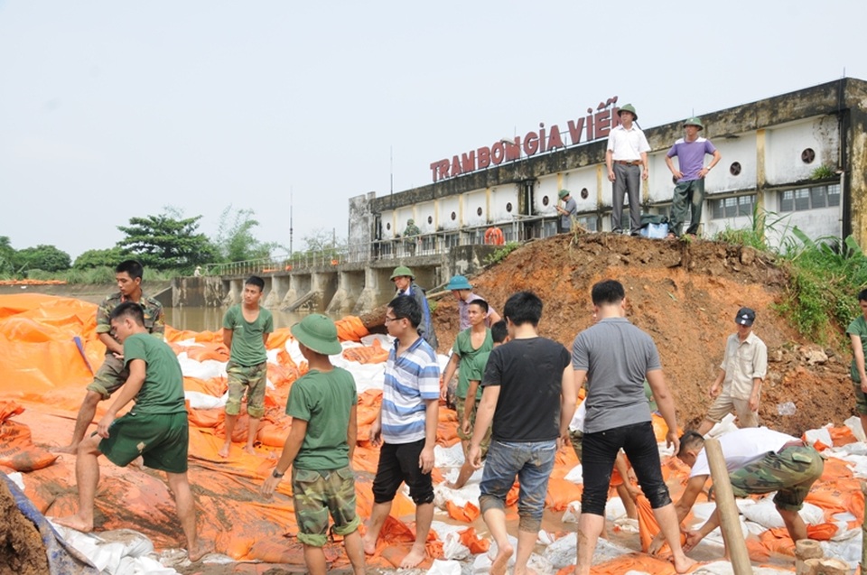 Hơn 700 chiến sĩ giải cứu "át chủ bài" tiêu úng vùng Gia Viễn - 3 Hơn 700 chiến sĩ từ các lực lượng được điều động để khắc phục điểm sạt lở tại trạm bơm Gia Viễn.
