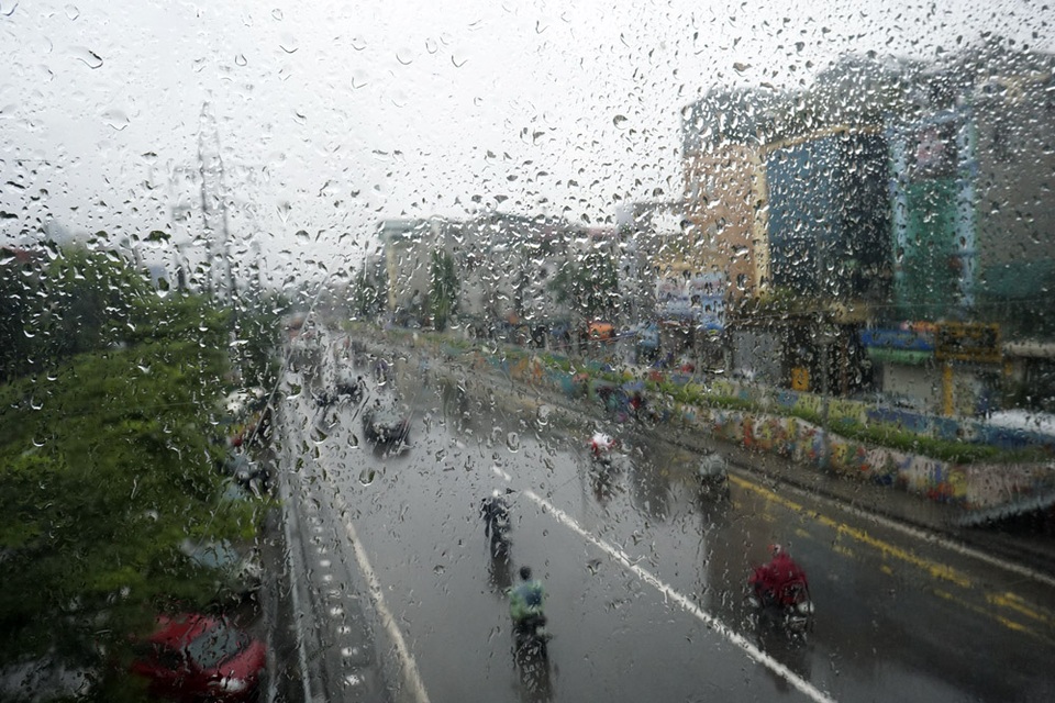 Hà Nội trong gió lạnh đầu mùa - 4
Mưa liên tục khiến cho nhiệt độ ngày càng xuống thấp, ngay cả khi đã vào buổi trưa.