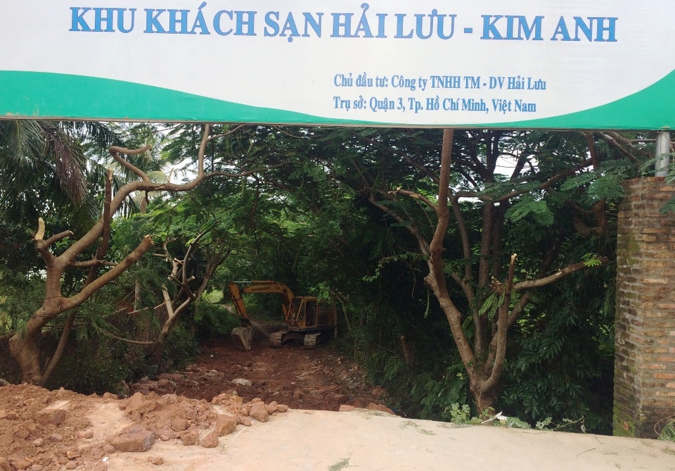 Chủ nhiệm UBKT Tỉnh ủy Kiên Giang lên tiếng vụ doanh nghiệp bị tố "cướp" đường công cộng! - 1 Vì mỏi mòn chờ đợi lãnh đạo huyện Phú Quốc giành lại con đường công cộng cho dân nên người dân khu phố 7 đã tự sửa con đường này