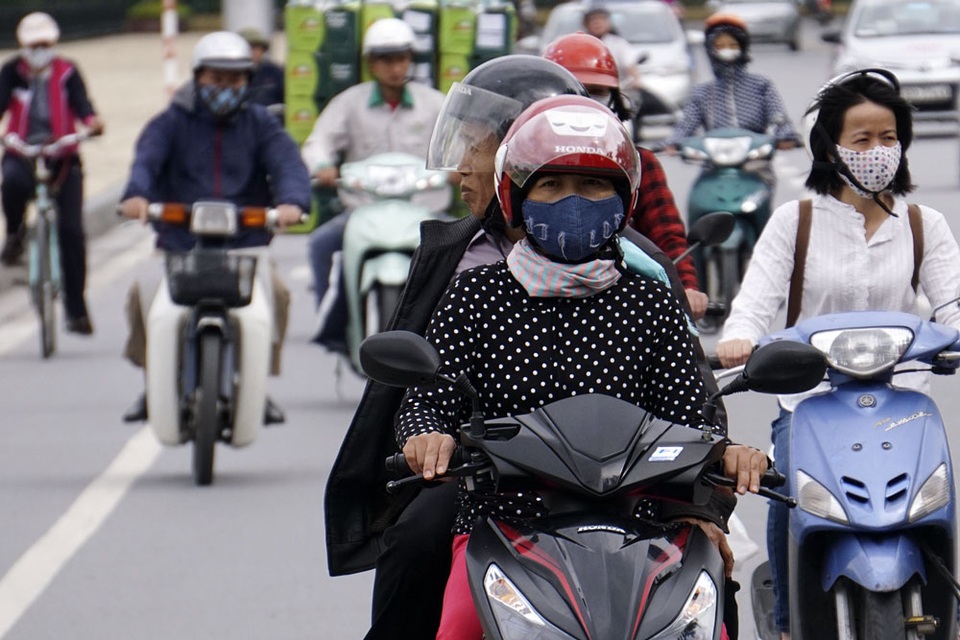 
Tại những điểm thoáng, gió thổi mạnh khiến người dân co lại trong lớp áo khoác. Theo Trung tâm dự báo khí tượng thuỷ văn Trung ương, các tỉnh miền núi phía Bắc nhiệt độ có thể giảm xuống dưới 18 độ C, thậm chí có nơi dưới 15 độ C.

