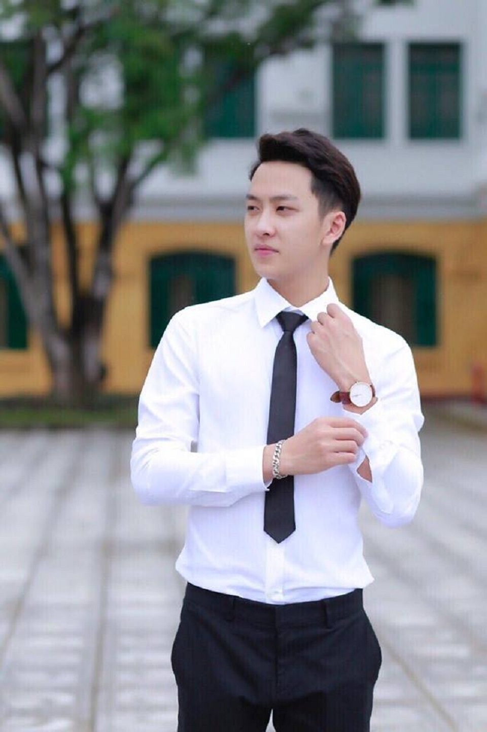 “Hot boy kỷ yếu” khiến các cô gái rần rần xin link Facebook - 5 Nhân vật chính của bức ảnh gây “bão mạng” này là bạn Trần Ngọc Tân (sinh năm 1996, Bắc Giang). Tân là sinh viên năm cuối của trường Học viện Nông nghiệp, ngành Chăn nuôi.