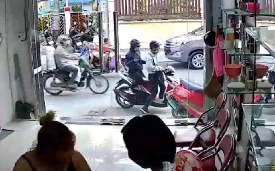 Sau khi lấy trộm, gã thanh niên nhanh chóng ra xe đồng bọn tẩu thoát.