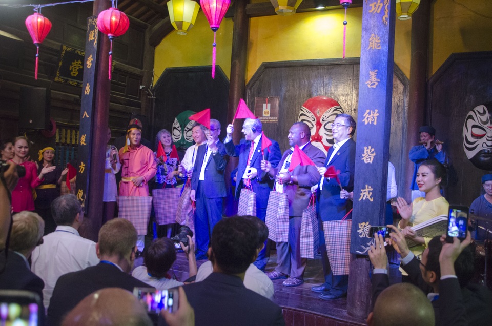 Lãnh đạo Tài chính 21 thành viên APEC tham quan phố cổ Hội An - 5 Các lãnh đạo Tài chính thưởng thức nghệ thuật và giao lưu sau khi đi tham quan phố cổ