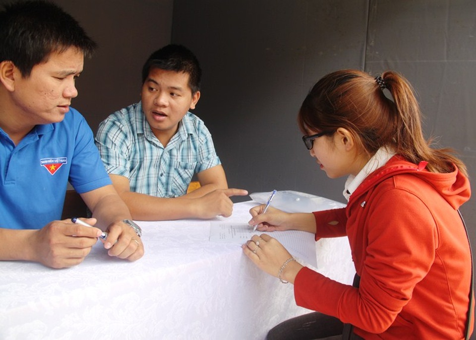 Phỏng vấn xin việc: Bạn trẻ thiếu tự tin, bản lĩnh - 3 Thanh niên ghi danh xin phỏng vấn tại sàn giao dịch việc làm