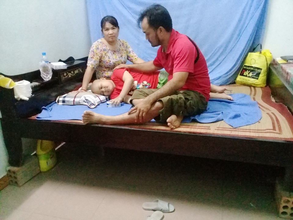 Thương bé 8 tuổi nguy kịch vì ung thư máu dòng tủy - 2 Em Huy lúc ngã bệnh được bố mẹ dù nghèo nhưng vẫn hết mình chạy chữa hy vọng mang lại sự sống cho con