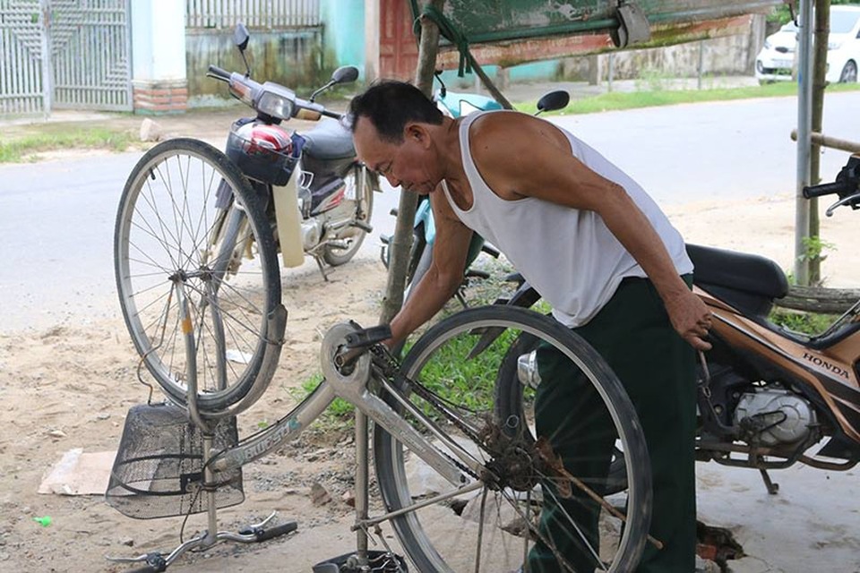 Gặp “ông bụt” của những học sinh nghèo - 3 Từ việc mua, cóp nhặt những phụ tùng từ các bãi phế liệu, ông Thực đã biến chúng thành những chiếc xe đạp chắc chắn để tặng cho học sinh nghèo.