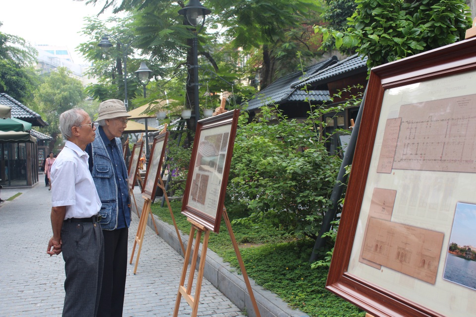 Buổi triển lãm diễn ra trong tiết trời thu Hà Nội, giữa không gian tĩnh lặng, thơ mộng của phố sách giữa lòng thủ đô.