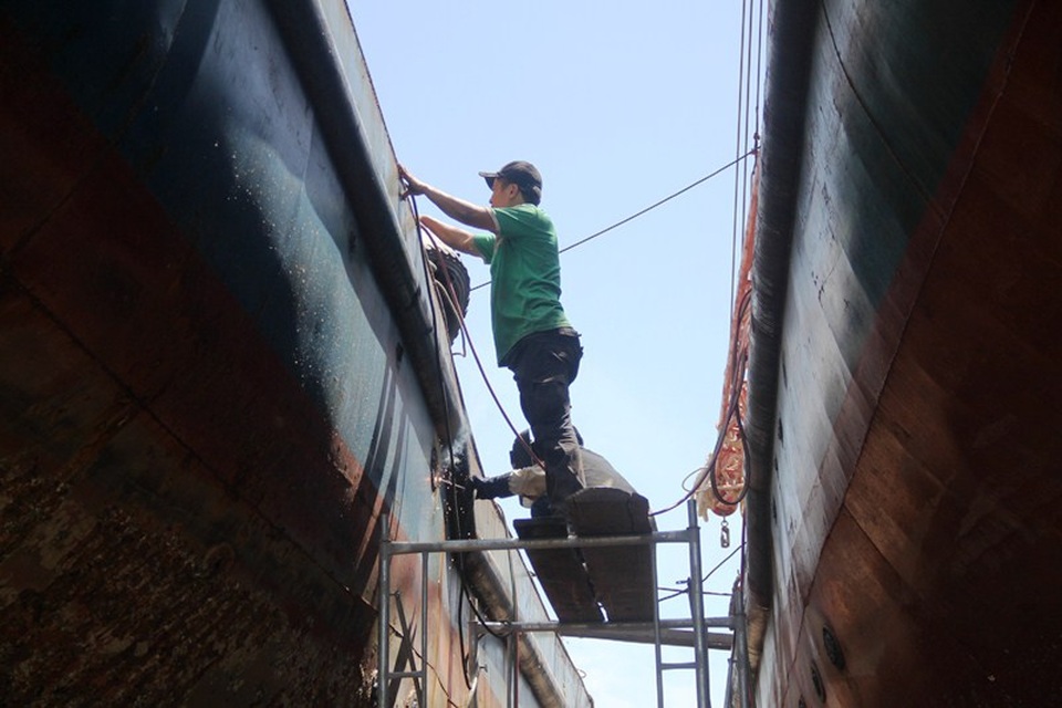 Sửa chữa tàu vỏ thép tiếp tục trễ, ngư dân yêu cầu doanh nghiệp bồi thường - 3 Công nhân đang nỗ lực sửa chữa tàu vỏ thép đóng theo Nghị định 67 của Chính phủ bị hư hỏng tại Bình Định
