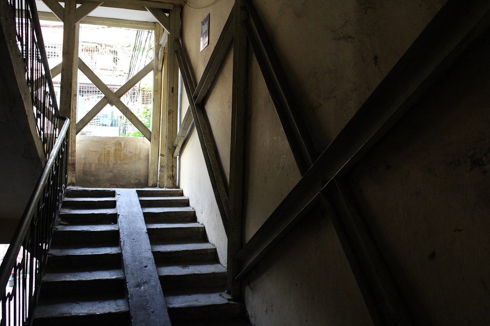 Khu nhà ở Thủ đô nứt toác, nghiêng ngả, chống đỡ bằng khung sắt - 3 Ông Nguyễn Quang Gắng, Tổ trưởng Tổ dân phố 15, phường Tân Mai cho biết: Nhà tập thể A7 hiện nay bị xuống cấp rất nguy hiểm. Tháng 5/2016 toàn bộ mái cầu thang đã bị sập phải gia cố tạm bằng cách lợp tôn. Mái sau của hộ số 506 có nguy cơ sập nên phải làm hệ thống giàn giáo đỡ tạm. Hệ thống thoát nước không hoạt động nhiều năm nay gây thấm dột từ trên xuống.