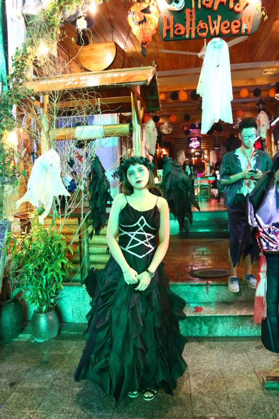 Phố Tây Huế tưng bừng chào đón lễ hội ma quỷ Halloween - 4 Một nhân viên hóa trang thành “Thiên thần bóng đêm”