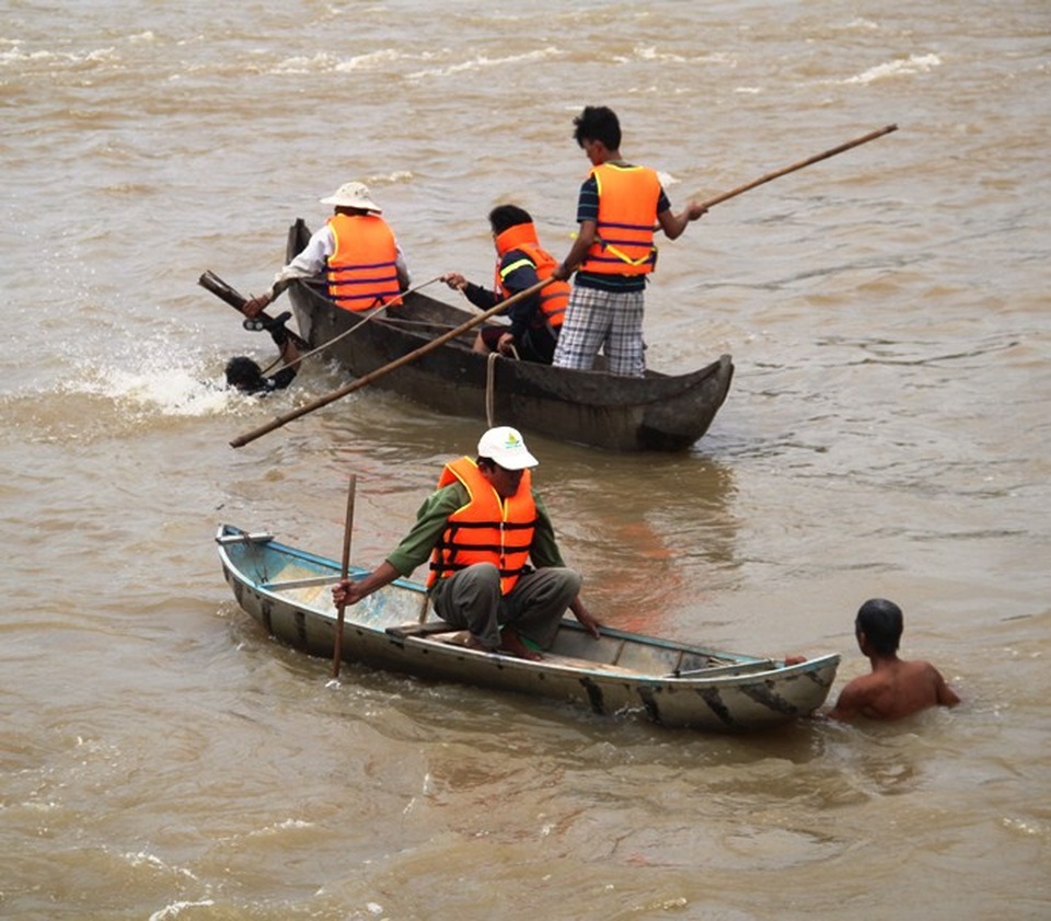 Nữ nhân viên thủy lợi bị lũ cuốn trôi khi đang vớt rác - 4
Thợ lặn và người dân ngâm mình dưới nước lạnh lặn tìm kiếm nạn nhân.