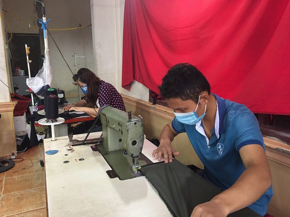 Xưởng may Hồng Luyện không chỉ là nơi làm việc mà còn là nơi để những người cùng cảnh ngộ chia sẻ niềm vui nỗi buồn, động viên nhau để vươn lên trong cuộc sống.