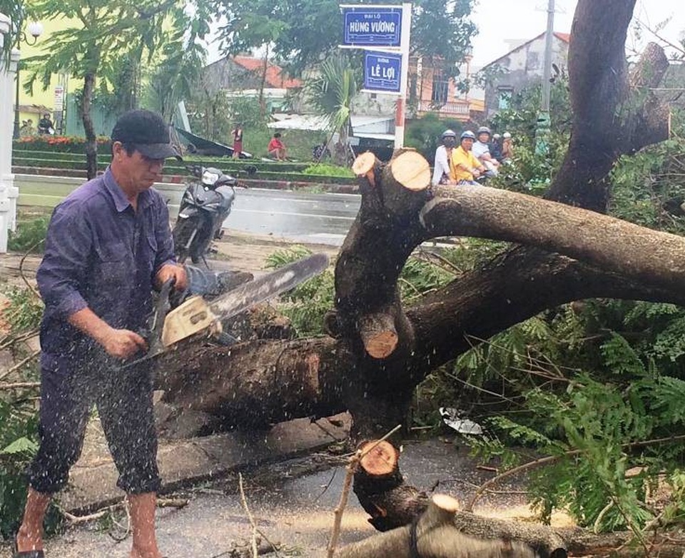 Dân vùng rốn bão không ngờ “Con Voi” quá khủng khiếp! - 20 Phú Yên khẩn trương khắc phục sao bão số 12