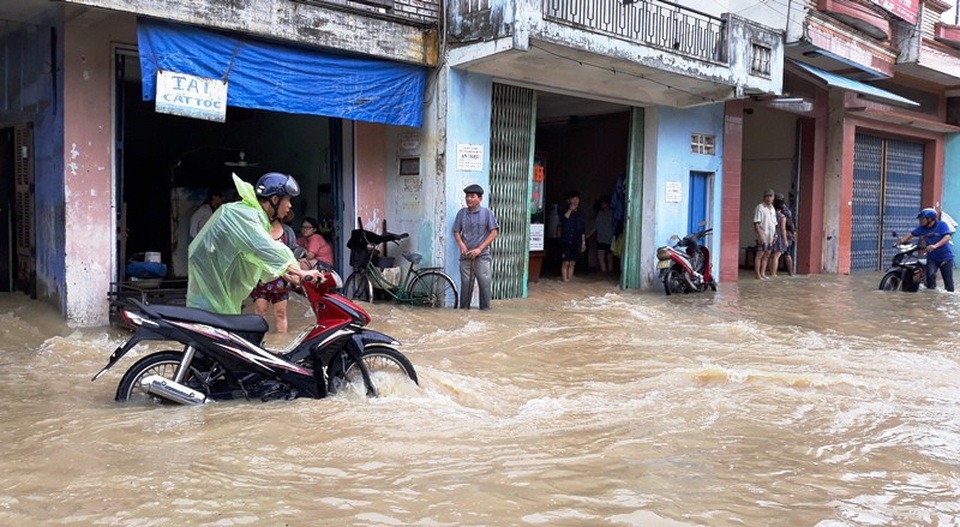 Bão vừa qua, người dân lại gồng mình chống chọi với lũ - 5 Tuyến quốc lộ 19 từ ngã 3 Ông Thọ đi huyện Tuy Phước nhiều đoạn ngập sâu, xe máy không thể di chuyển.