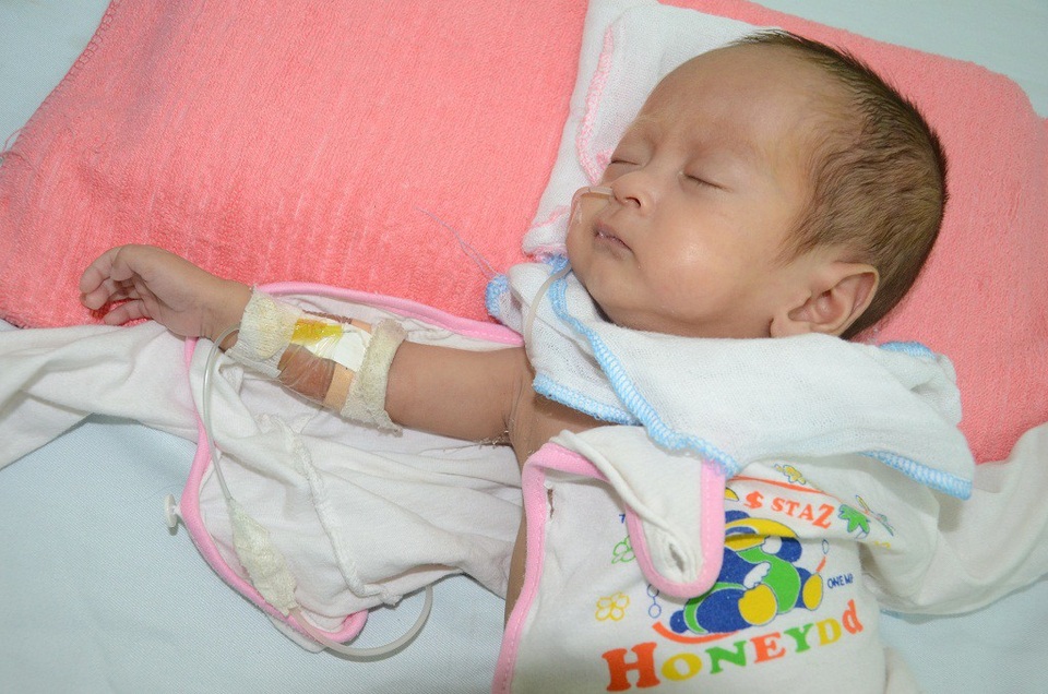 Mong manh sự sống của bé 4 tháng tuổi cùng lúc mắc tim bẩm sinh và nấm máu - 4 Đã 4 tháng tuổi,nhưng bé chỉ nặng có 2,8 kg.