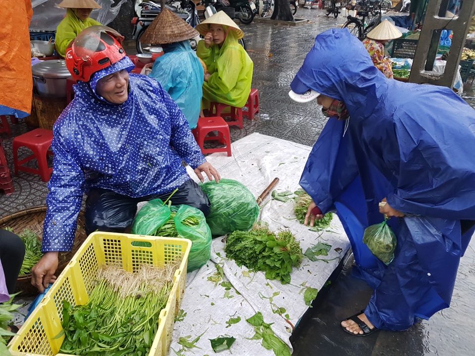 Nước dâng nhanh, Hội An chuẩn bị tinh thần cho cấp báo động khẩn! - 4 Chợ Hội An sáng nay tấp nập người mua kẻ bán