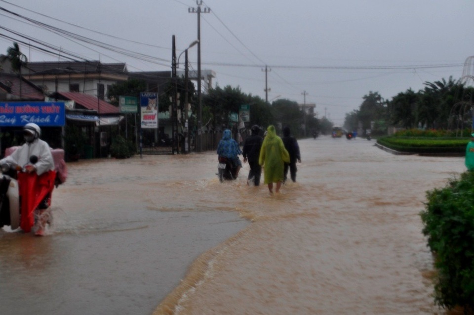 Hội An di dời dân, hàng loạt tuyến đường bị ngập sâu, nhiều địa phương bị cô lập - 4 Nhiều tuyến đường tại thị xã Điện Bàn bị nước lũ chia cắt, người dân đi lại rất khó khăn. (Ảnh: N.L)