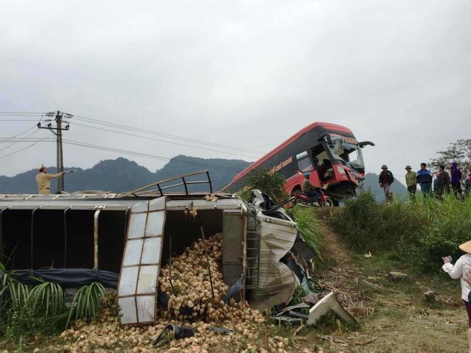 Xe khách tông xe tải văng xuống ruộng nằm “chỏng vó” - 4 Xe khách tông xe tải văng xuống ruộng nằm “chỏng vó” - 4