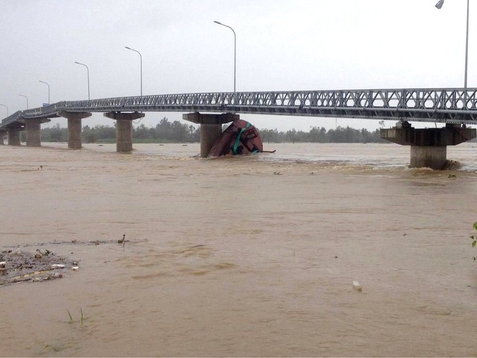 Sạt lở núi, một học sinh lớp 11 bị chôn vùi - 5 Xà lan mắc vào trụ cầu Cẩm Kim, Hội An
