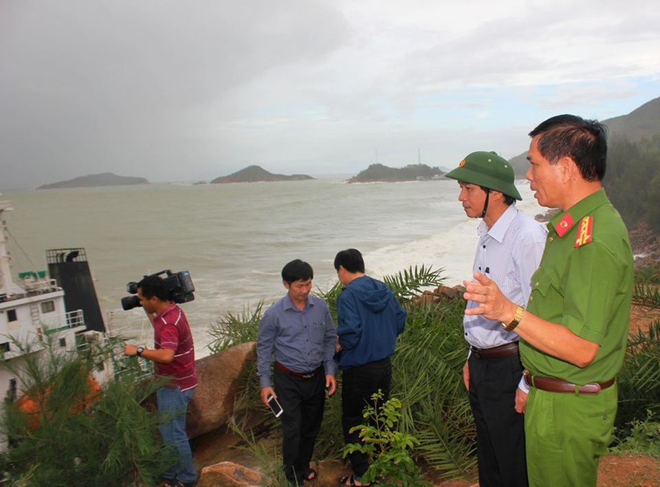 Cảnh báo lũ trên sông Kôn, điều tiết hồ Định Bình - 4 Phó Chủ tịch UBND tỉnh Bình Định Trần Châu cùng cơ quan chức năng kiểm tra vùng biển có tàu chìm, mắc cạn có nguy cơ xảy ra sự cố tràn dầu để chuẩn bị phương án khắc phục.