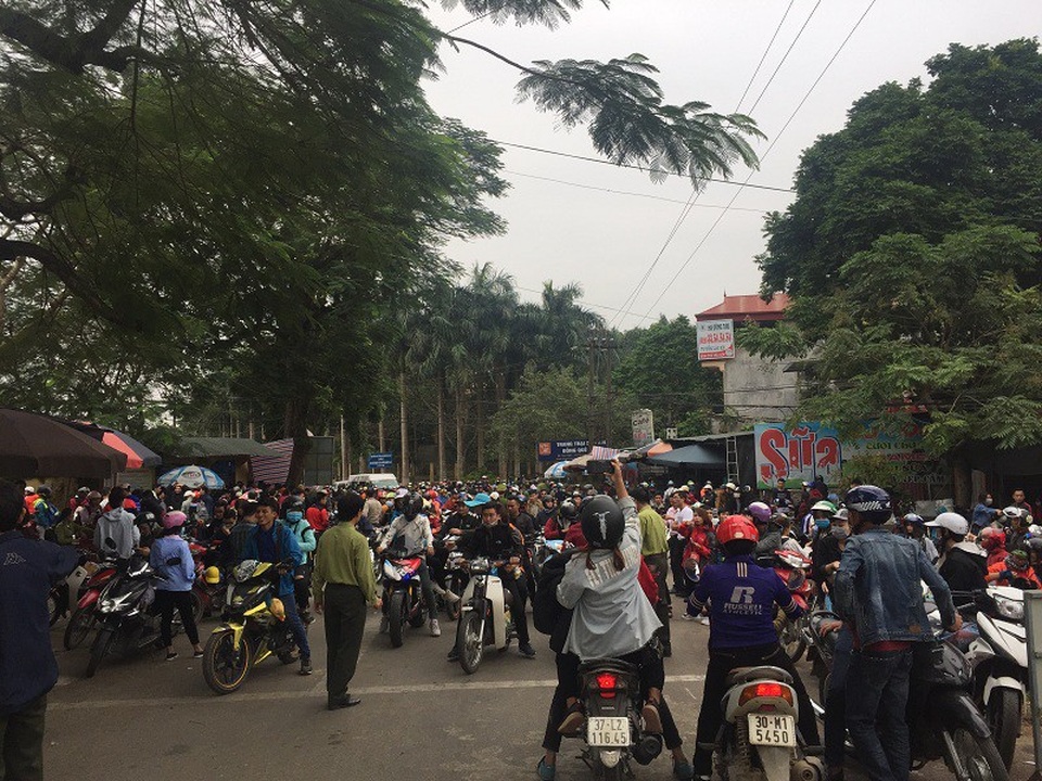 Giới trẻ đổ xô đi ngắm hoa dã quỳ Ba Vì - 2 Ngay từ sáng sớm, các bạn trẻ đã tập trung trước cổng Vườn quốc gia để mua vé, thậm chí có những đoàn còn chủ động lên từ tối hôm trước để cắm trại giữ chỗ và cũng để tránh cảnh tắc đường.
