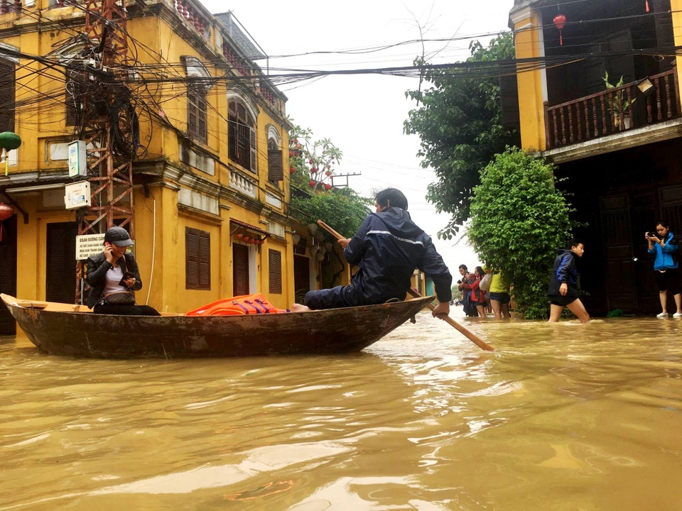 Hình ảnh nước ngập lút nhà dân ở phố cổ Hội An - 4 Du khách đi dạo bằng ghe trong phố cổ