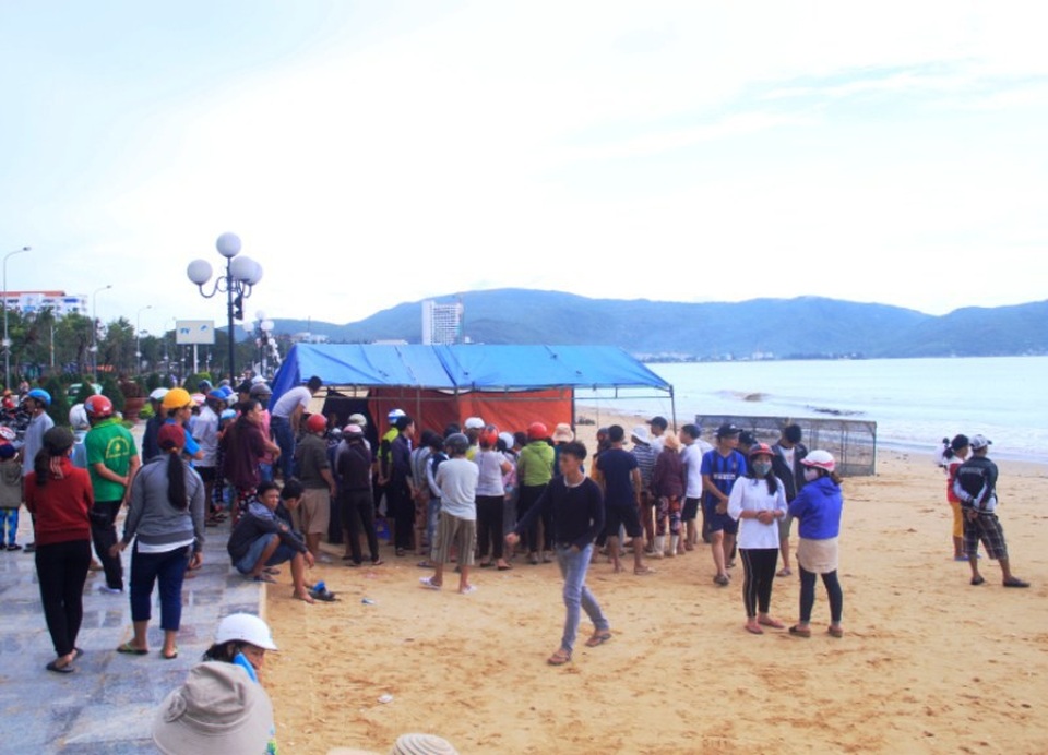 Bên bờ biển người thân ngư dân đang thắp hương cầu nguyện sớm tìm được thi thể người thân bị nạn trong bão số 12