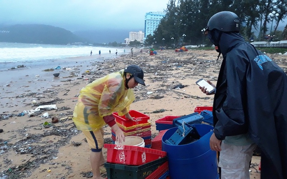 Biển du lịch Quy Nhơn ngập ngụa rác thải sau bão.