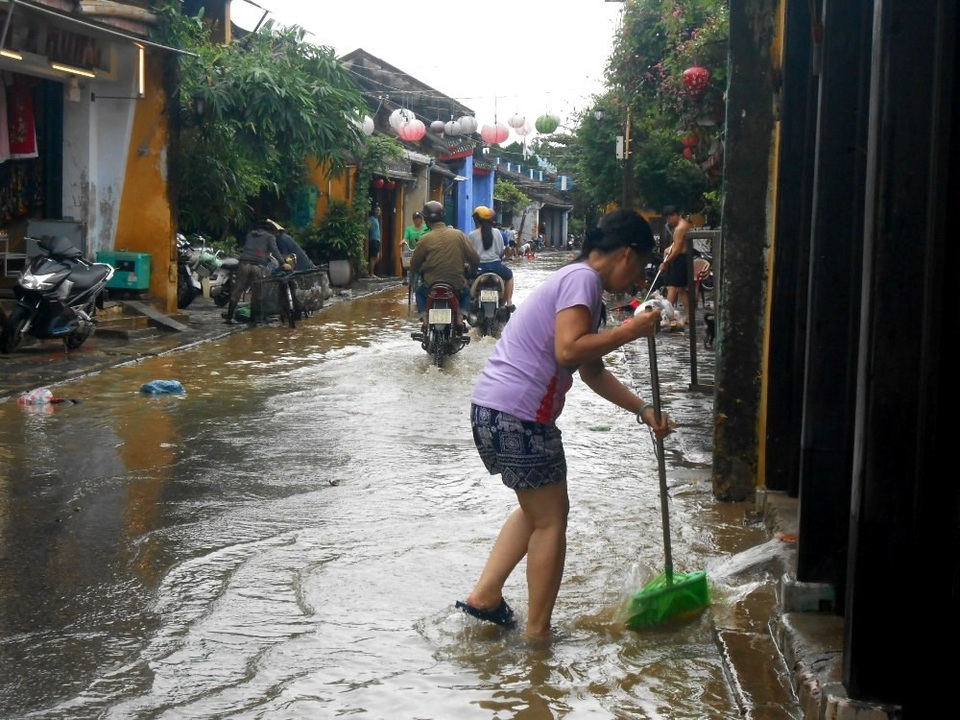 Hội An: Giá cả các loại rau củ tăng mạnh sau lụt - 3 Tuyến đường nào nước bắt đầu rút thì người dân tiến hành dọn dẹp dần