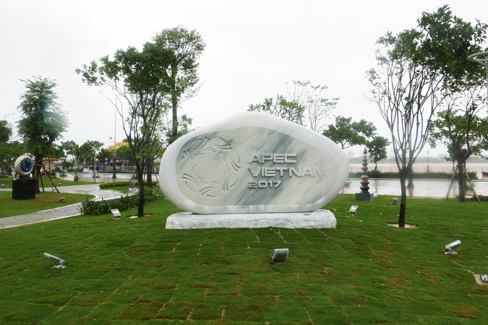 Công viên tượng 21 nền kinh tế thành viên APEC ở Đà Nẵng - 1
Công viên APEC được xây dựng trên diện tích hơn 3.000 m2 ngay bên sông Hàn, đoạn đầu cầu Rồng.
