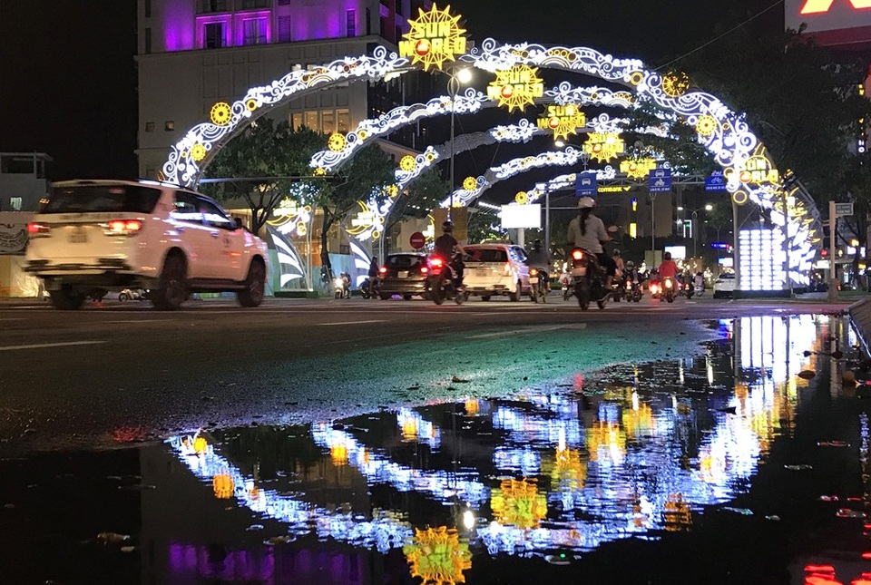 Sắc màu APEC tràn ngập đường phố Đà Nẵng - 8
Do ảnh hưởng của bão số 12, Đà Nẵng liên tục có mưa, đến sáng 9/11 thì bắt đầu hửng nắng.