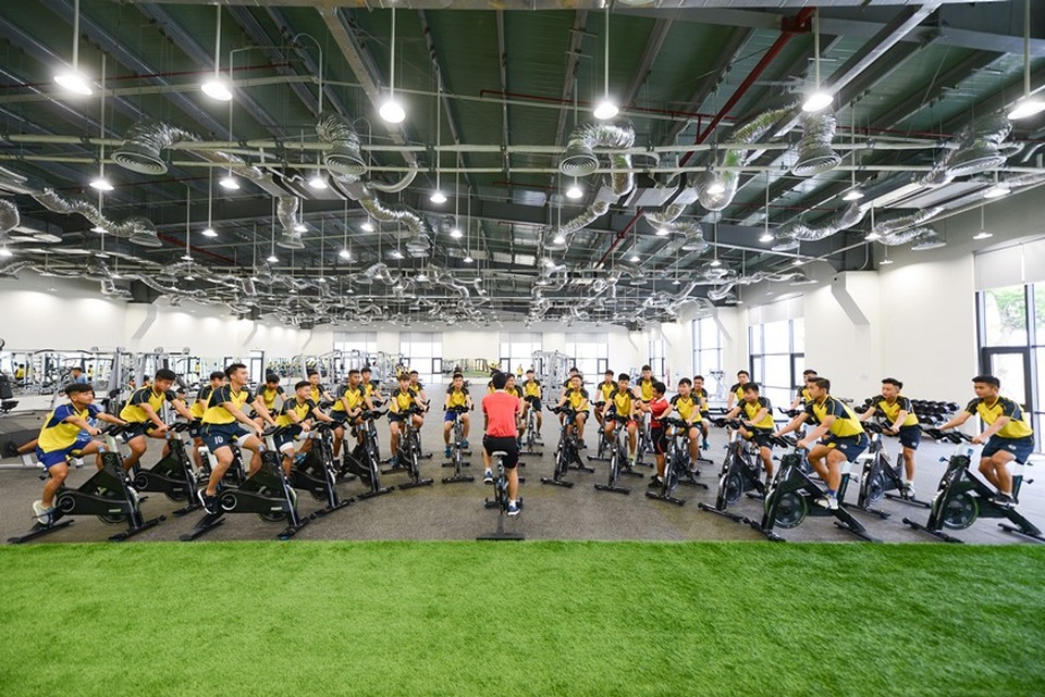 Vingroup sắp khánh thành Trung tâm đào tạo bóng đá hàng đầu Đông Nam Á - 4
Học viên PVF tập thể lực tại tổ hợp khoa học thể thao được trang bị những thiết bị tân tiến nhất.