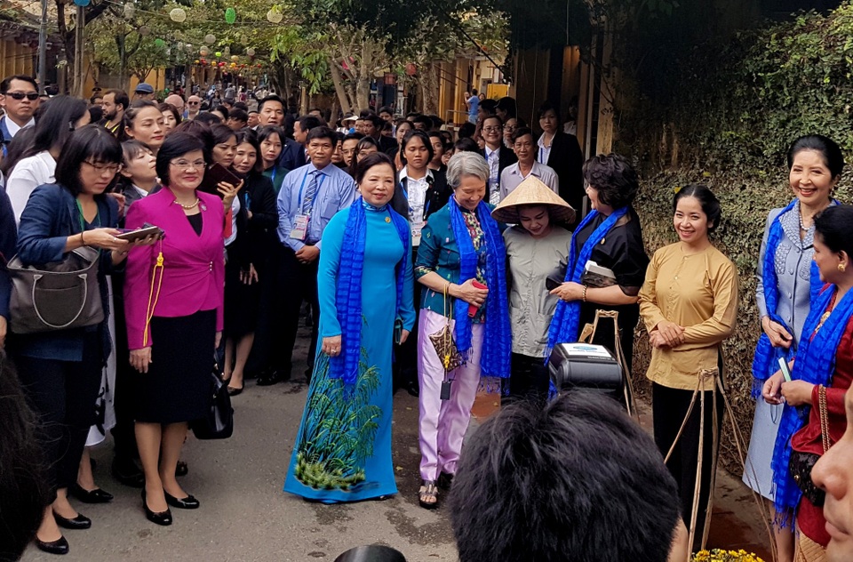 Phu nhân lãnh đạo các nền kinh tế APEC tham quan Hội An - 2 Phu nhân lãnh đạo các nền kinh tế APEC tham quan Hội An - 2