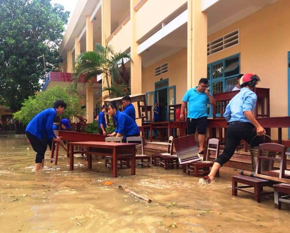 Hàng nghìn bạn trẻ xung kích về vùng lũ giúp dân khắc phục bão lũ - 6 ĐVTN tham gia dọn vệ sinh trường học sau bão và lũ
