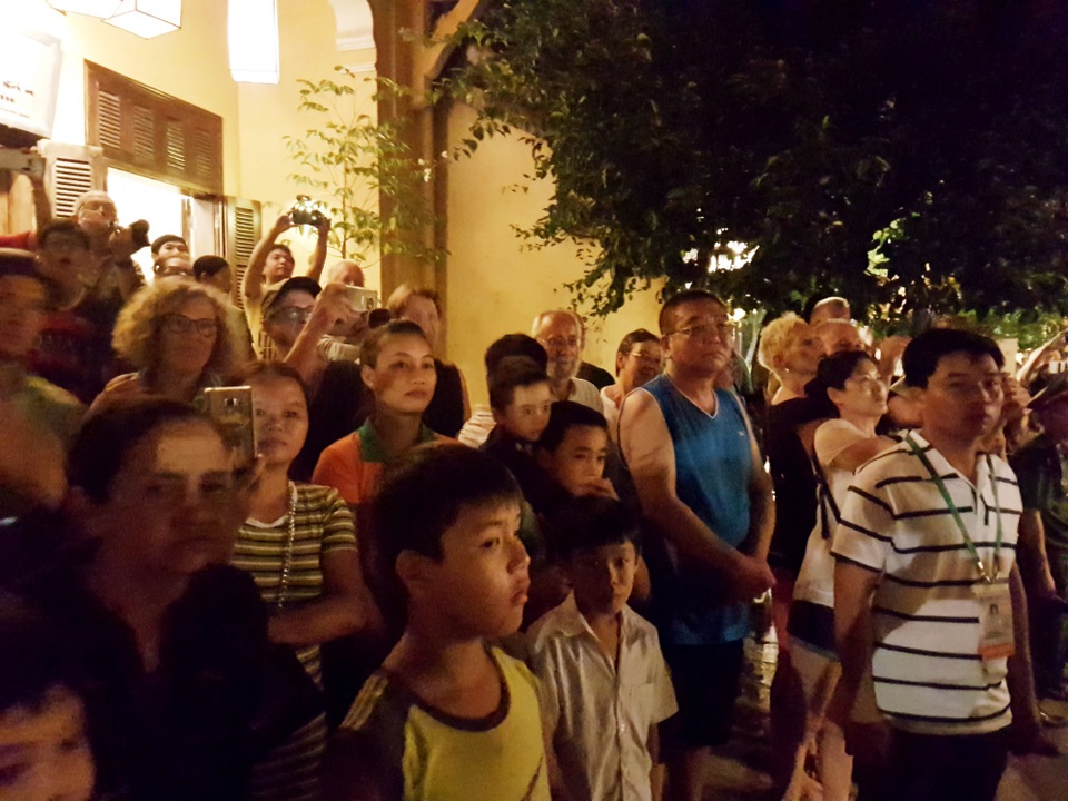 Rất đông người dân Hội An đón chào hai Thủ tướng