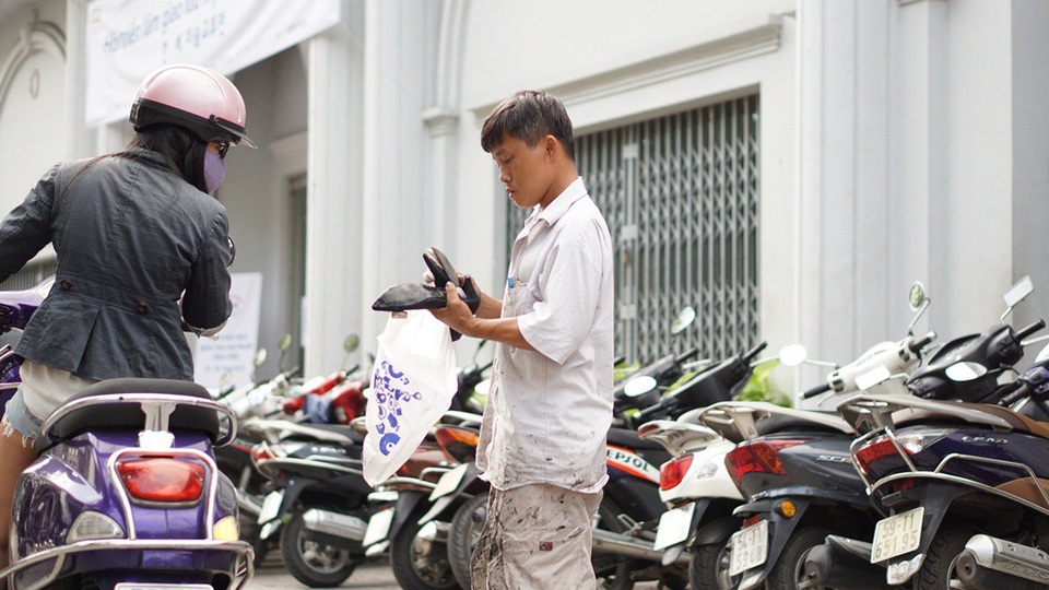 Hình ảnh anh Văn nhận giày dép để sửa là hình ảnh quen thuộc mấy mươi năm qua